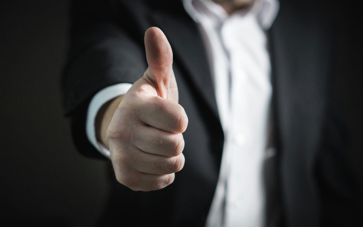 Une loupe posée sur un contrat d'assurance vie