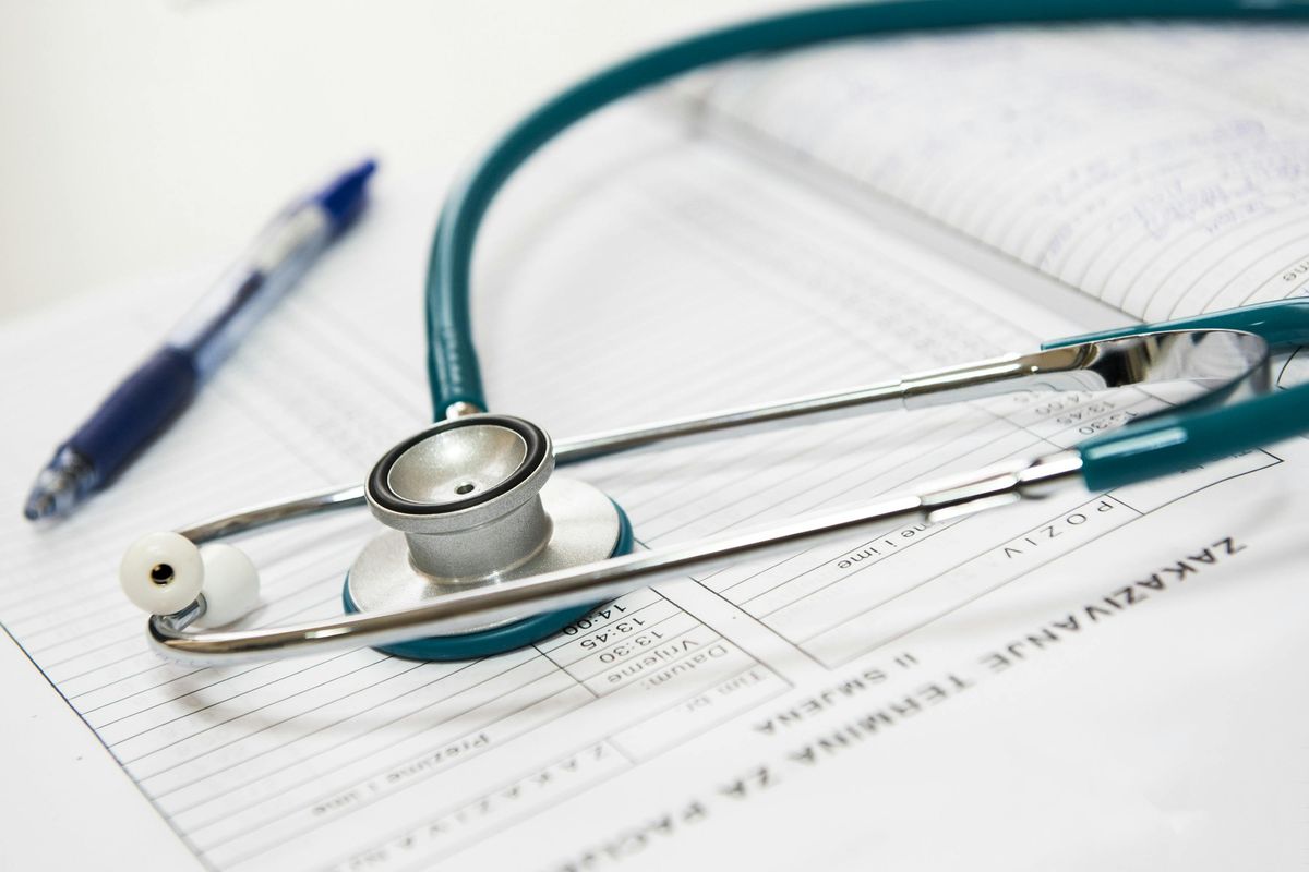 Une carte d'assurance maladie posée sur un formulaire