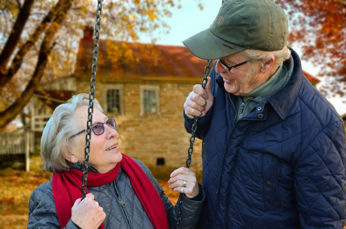 Un couple prépare son épargne retraite sur un ordinateur portable